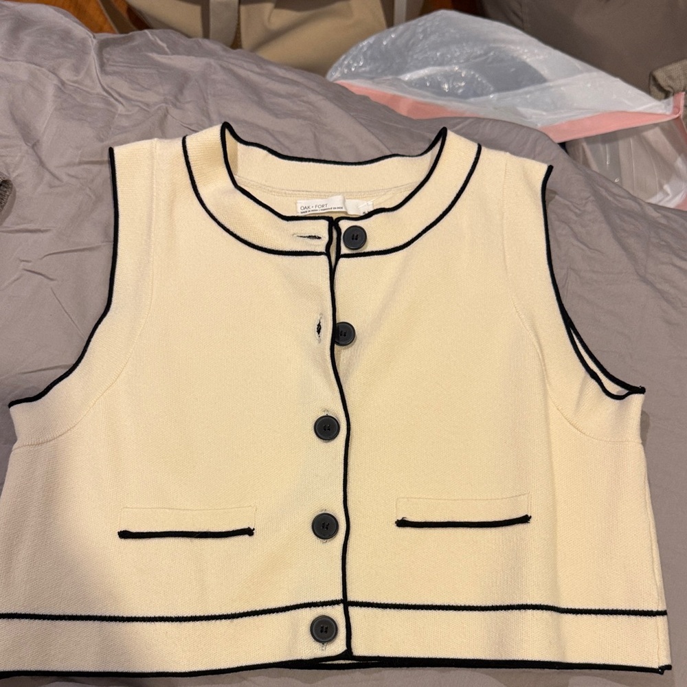 Oak and Fort Cream Cropped Button Front Vest with Black Piping